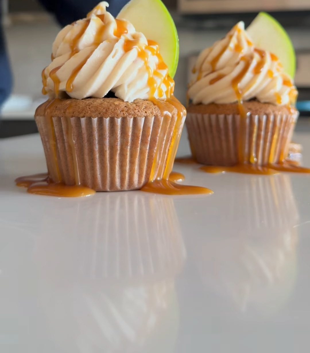 Caramel apple cupcakes with apple slices
